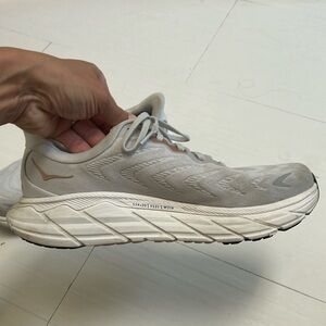 Hoka Arahi 6 size 9.5. Gently Used only one month